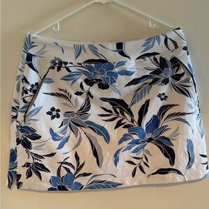 Tommy Bahama women’s golf skirt. Color blue and white floral. Condition new.